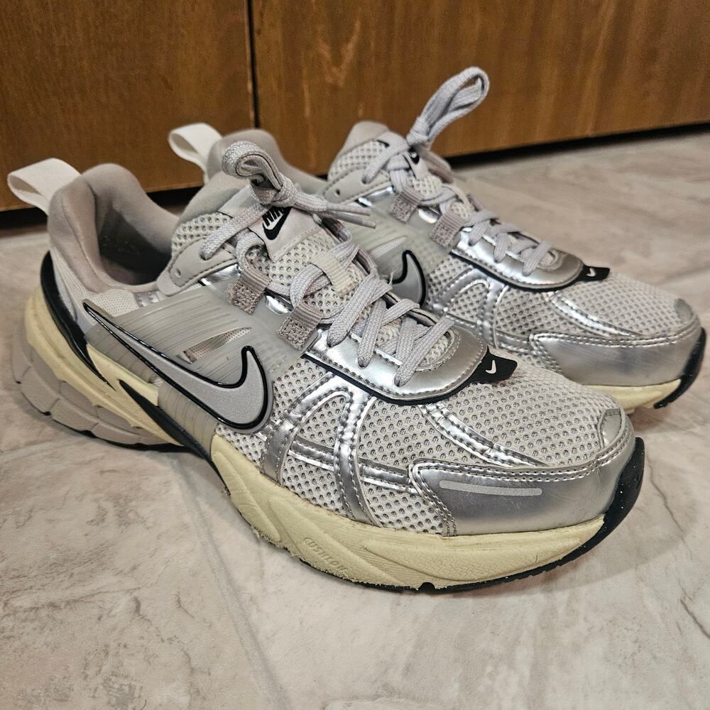 Nike V2K Run Summit White Metallic Silver Shoes FD0736-100 Women's Size 8.5